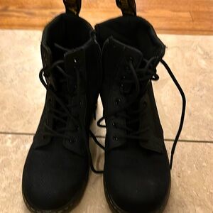 Youth dr. martens poly casual